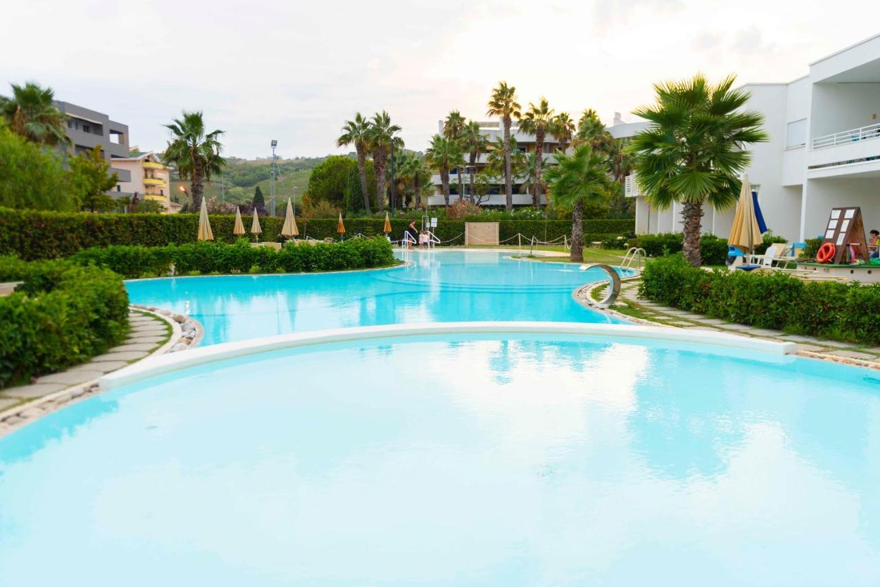 Seapark Spa Resort Джулианова Екстериор снимка