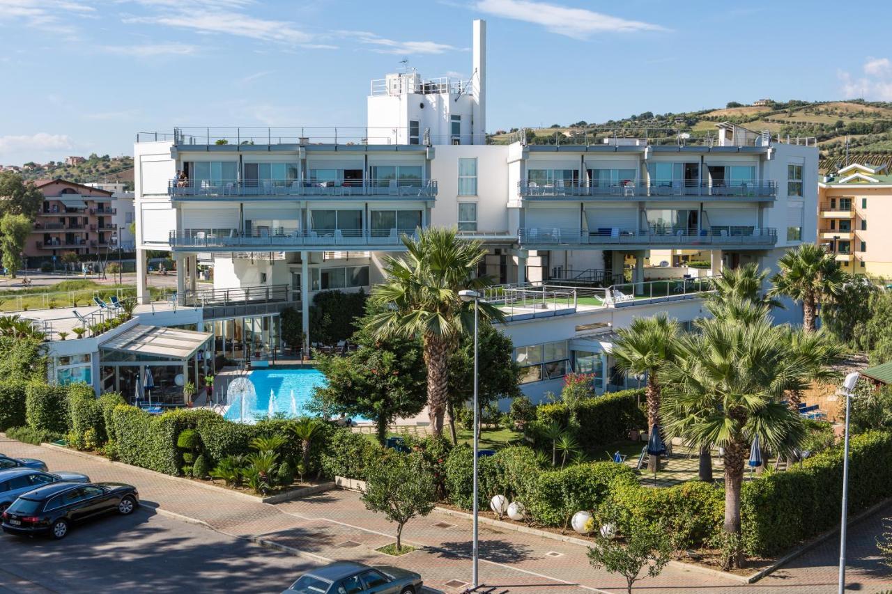 Seapark Spa Resort Джулианова Екстериор снимка
